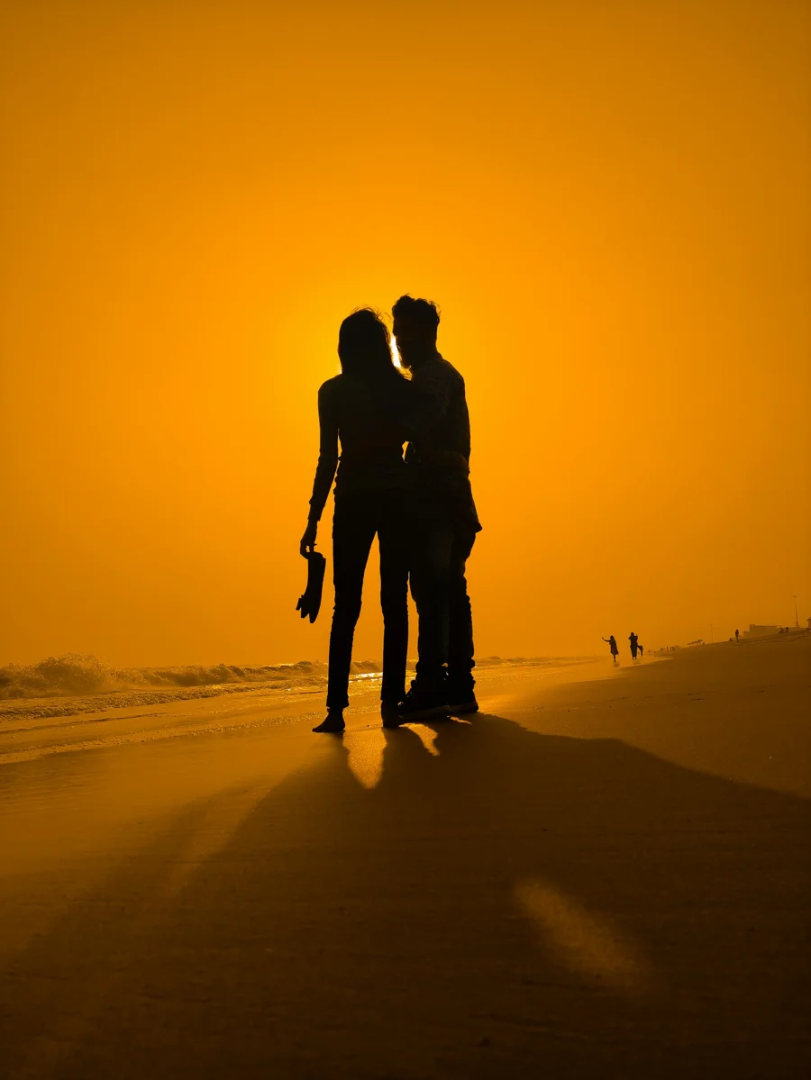 Un couple au coucher du soleil