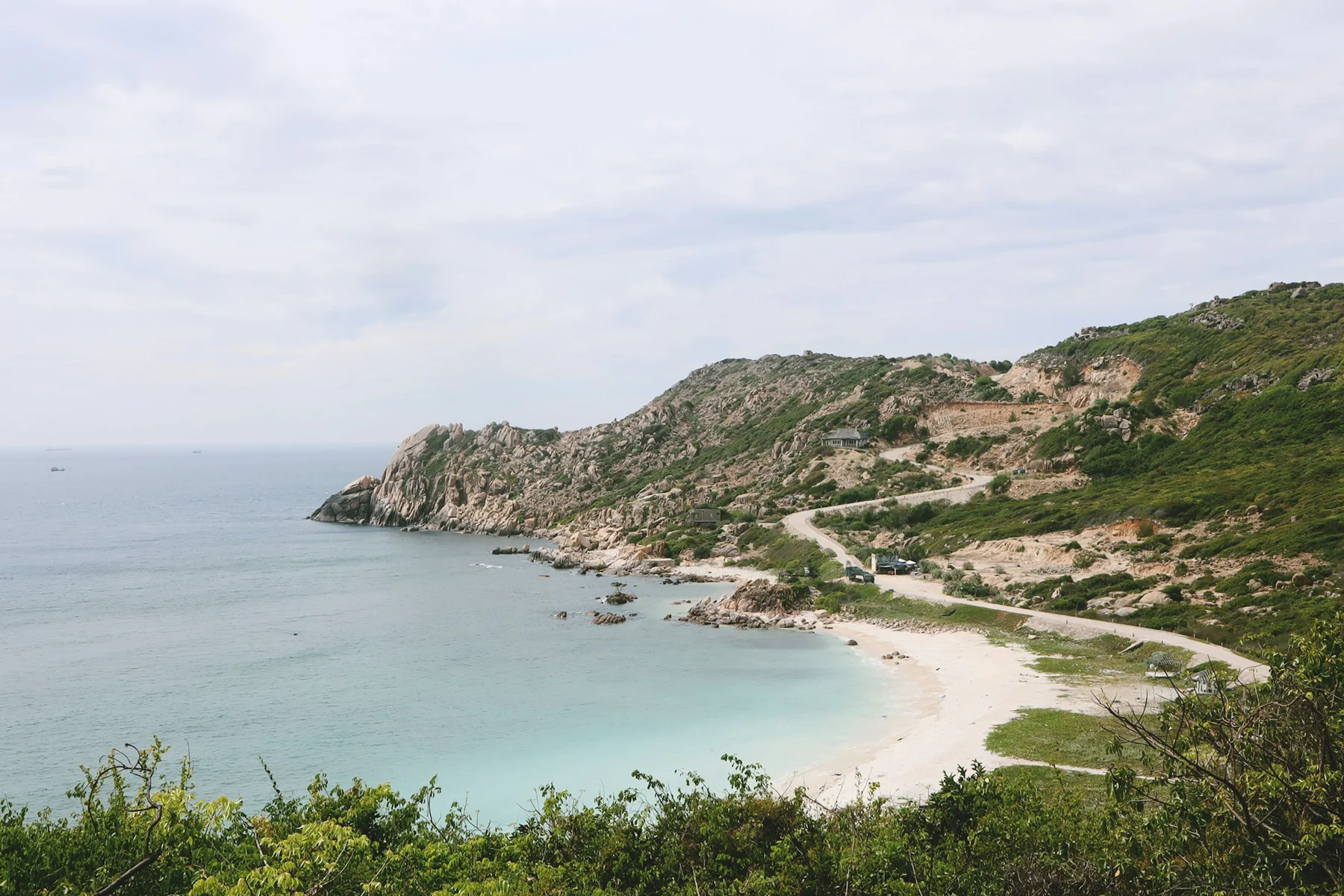 Une côte et un sentier au bord de la mer
